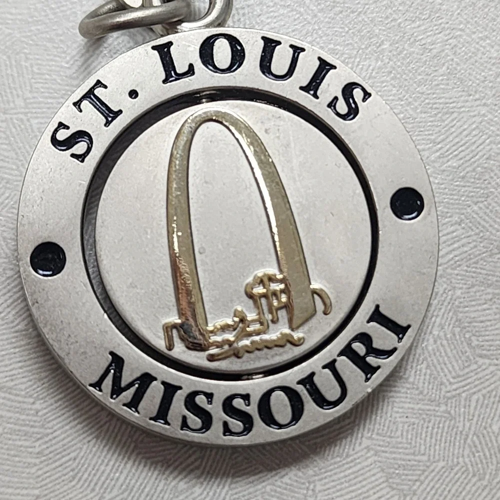 Vintage St. Louis Arch Missouri Spinning Keychain Center Collectible Silver Gold